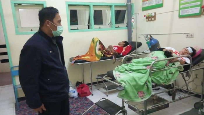 Belasan siswa SMK Negeri 1 Rejotangan Tulungagung dilarikan ke Puskesmas karena diduga mengalami keracunan. Mereka usai menyantap makanan katering.
