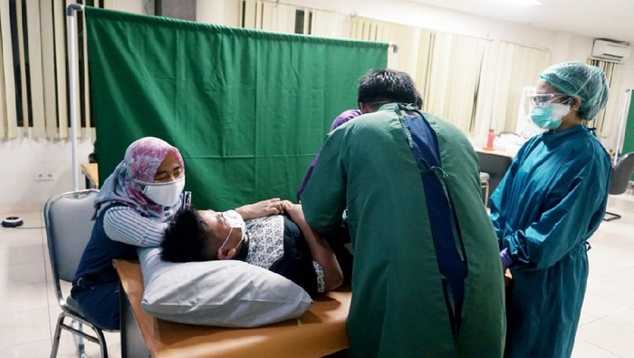 Khitanan Massal untuk Warga Kurang Mampu Khitanan massal kembali digelar di tengah pandemi bagi warga kurang mampu yang berada di wilayah Kota Tangerang. Begini potretnya.
