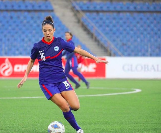 Lila Tan adalah pesepak bola putri Tim Nasional Singapura. Tak sekadar cantik, Lila adalah gadis multitalenta. Gelandang nasional ini termasuk di antara 23 pemain yang terpilih untuk kualifikasi Piala Asia Wanita Konfederasi Sepak Bola Asia mendatang. Foto: dok. Instagram/@lilatan