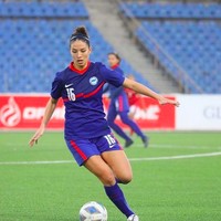 Lila Tan adalah pesepak bola putri Tim Nasional Singapura. Tak sekadar cantik, Lila adalah gadis multitalenta. Gelandang nasional ini termasuk di antara 23 pemain yang terpilih untuk kualifikasi Piala Asia Wanita Konfederasi Sepak Bola Asia mendatang. Foto: dok. Instagram/@lilatan