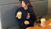 Tampil santai dan kasual, Livy memang benar-benar penggemar kopi nih terutama yang berbau latte dan green tea. Foto: Instagram @livyrenata