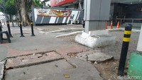 Petugas damkar tampak menggunakan alat guna mengambil ATM yang terjatuh. Dengan anggota enam orang, ada yang mengerahkan alat dan ada yang terjun ke gorong-gorong untuk mengambil kartu ATM. (Foto: Athika Rahma/detikcom)
