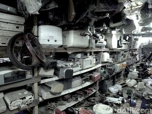 Mal Rongsok di Depok Tarik Minat Artis dan Pejabat Beli Barang Bekas