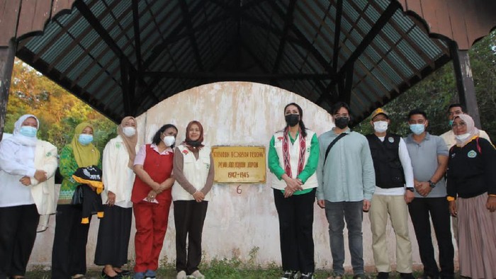 Menengok Ziarah Makam Juang Mandor di Kalbar Ketua Umum Ikatan Pekerja Sosial Masyarakat (IPSM) Giwo Rubianto Wiyogo bersama anak ketiga sebagai cicit Korban Peristiwa Mandor Dr Rubini, Adito Wirbianto melakukan tabur bunga saat ziarah di Makam 10, Makam Juang Mandor, Kalimantan Barat, Minggu (10/10/2021).