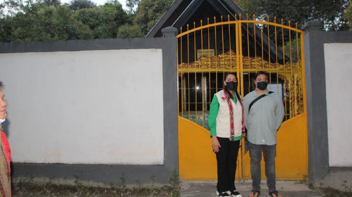 Menengok Ziarah Makam Juang Mandor di Kalbar Ketua Umum Ikatan Pekerja Sosial Masyarakat (IPSM) Giwo Rubianto Wiyogo bersama anak ketiga sebagai cicit Korban Peristiwa Mandor Dr Rubini, Adito Wirbianto melakukan tabur bunga saat ziarah di Makam 10, Makam Juang Mandor, Kalimantan Barat, Minggu (10/10/2021).