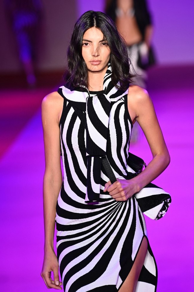 Party bags, tas mini dengan detail yang glamour berkilauan termasuk model tas wanita terbaru yang akan tren.  Foto: Dok. AFP, Getty Images