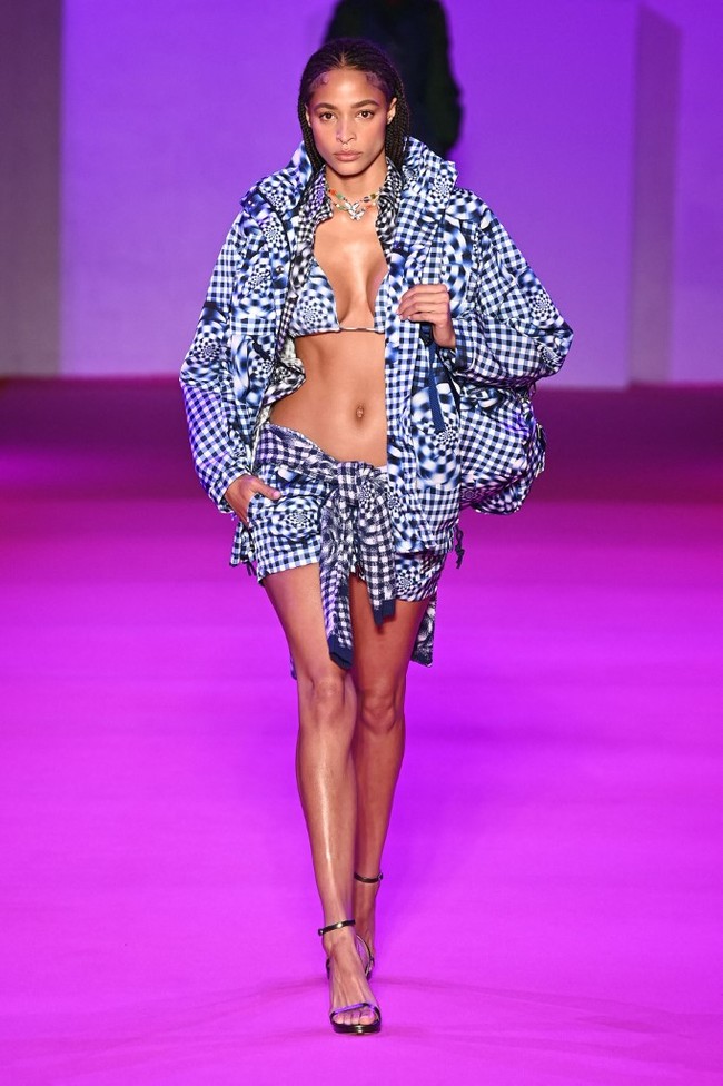 Desainer Brandon Maxwell menampilkan tren matchy-matchy bags ini di New York Fashion Week 2021. Foto: Dok. AFP, Getty Images