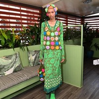 Desainer Anna Sui juga termasuk yang menghadirkan tren tas matching dengan busana. Foto: Dok. AFP, Getty Images