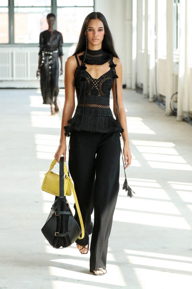 Bersiaplah dengan tren Bags on Bags pada 2022. Rumah mode Altuzarra menampilkan tren ini di pekan mode New York 2021, September 2021 kemarin.  Foto: Dok. AFP, Getty Images