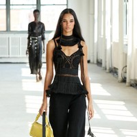 Bersiaplah dengan tren Bags on Bags pada 2022. Rumah mode Altuzarra menampilkan tren ini di pekan mode New York 2021, September 2021 kemarin.  Foto: Dok. AFP, Getty Images