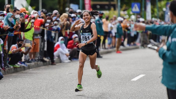 Pelari DKI Jakarta Odekta Elvina Naibaho finis pertama pada nomor marathon atletik PON XX Papua di kawasan Kuala Kencana, Mimika, Sabtu (9/10/2021). PB PON XX Papua / Rommy Pujianto