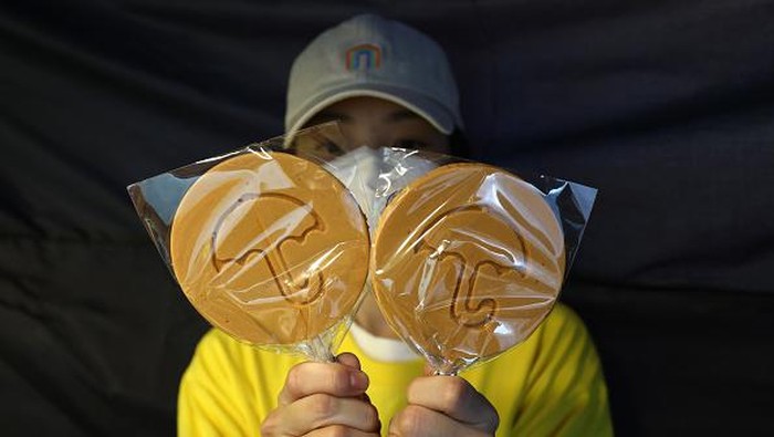 Pedagang Dalgona di Korsel Laris Manis Diserbu Fans Squid Game SEOUL, SOUTH KOREA - OCTOBER 09: People buy Dalgona candy at a shop on October 09, 2021 in Seoul, South Korea. Dalgona, a South Korean sweet featured as one of the lethal challenges in the Netflix TV series Squid Game has become a global craze, boosting business for South Korean street vendors who sell the Dalgona candy. (Photo by Chung Sung-Jun/Getty Images)