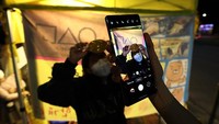 Dikutip dari Reuters, dalgona biasanya dijual dengan bentuk bervariasi, tapi dalam Squid Game dalgona dibuat dalam bentuk segitiga, lingkaran, bintang, dan payung. 