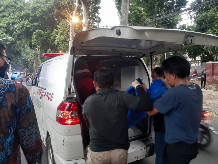 Pelajar di Bogor tewas tertimpa pohon saat mengendarai sepeda motor.