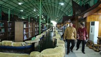 Perpustakaan Universitas Malahayati ini dinobatkan sebagai perpustakaan terpanjang di Indonesia. Karena perpustakaan ini menempatkan miniatur rumah adat di dalamnya dan terdapat sungai buatan berisi ikan mas dengan pepohonan yang rindang. Universitas Malahayati didirikan oleh Rusli Bintang pada tahun 1992 dan jadi salah satu universitas swasta terbesar di Lampung.  Foto: malahayati.ac.id