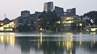 Perpustakaan Universitas Indonesia memiliki bentuk bangunan yang unik dengan fasilitas modern yang lengkap. Dengan pemandangan langsung ke danau UI, perpustakaan ini sering jadi pusat berkumpulnya mahasiswa untuk mengerjakan tugas.  Foto: ui.ac.id