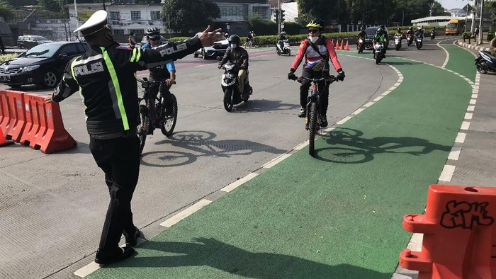 Pesepeda dan Mobil Pelat Ganjil Diputar Balik di Gage Sudirman Pagi Ini (Foto: Firda/detikcom)