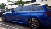 Berdasarkan foto yang TMC Polda Metro, tampak mobil berwarna biru jenis BMW ringsek pada bagian bemper depan. Mobil tersebut juga terlihat sudah dievakuasi oleh pihak kepolisian. (Foto: Rakha/detikcom)