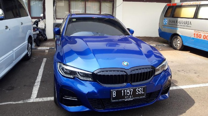 Potret mobil BMW 320i penabrak polisi di Jaksel yang kini dikandangkan polisi (Foto: Rakha/detikcom)