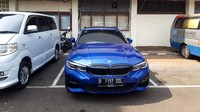 Insiden kecelakaan tersebut dilaporkan terjadi pada pukul 02.59 WIB, Sabtu (10/10/2021). TMC Polda Metro Jaya melaporkan sebuah mobil BMW 320i dengan nopol B-1157-SSL mengalami kecelakaan dan menabrak seorang polisi yang sedang bertugas. (Foto: Rakha/detikcom)
