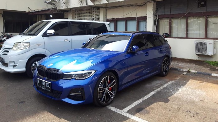 Potret mobil BMW 320i penabrak polisi di Jaksel yang kini dikandangkan polisi (Foto: Rakha/detikcom)