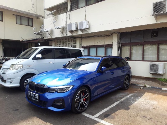 Potret mobil BMW 320i penabrak polisi di Jaksel yang kini dikandangkan polisi (Foto: Rakha/detikcom)