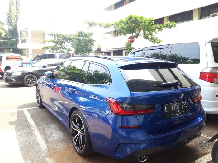 Potret mobil BMW 320i penabrak polisi di Jaksel yang kini 'dikandangkan' polisi (Foto: Rakha/detikcom) Potret mobil BMW 320i penabrak polisi di Jaksel yang kini 'dikandangkan' polisi (Foto: Rakha/detikcom)