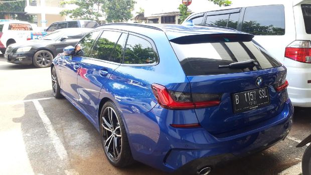Potret mobil BMW 320i penabrak polisi di Jaksel yang kini 'dikandangkan' polisi (Foto: Rakha/detikcom)