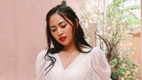 Namun Rachel Vennya lalu dipuji lantaran meski sudah kembalikan uang, dia tetap posting endorse batik tersebut. (Foto: dok. Instagram @rachelvennya)  