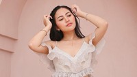 Salah satu komentar justru bikin netizen salah fokus: Heater gonna heat. Ini hanya cobaan untuk buna sebagai public figure. Inget, semakin tinggi pohon, semakin kencang angin yang menerpa, tulis salah seorang warganet. (Foto: dok. Instagram @rachelvennya)    