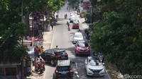 Berdasarkan pantauan detikcom pada Minggu (10/10/2021) siang, ruas Jalan Raya Lembang dari arah Bandung menuju Lembang maupun sebaliknya disesaki kendaraan wisatawan yang hendak menuju objek wisata.  