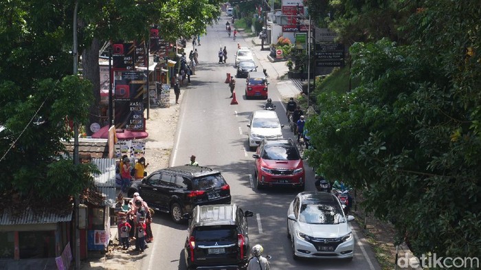 Ramainya Lalu Lintas di Lembang Saat Akhir Pekan BANDUNG BARAT - Kawasan wisata Lembang, Kabupaten Bandung Barat (KBB) terus bergeliat di tengah pandemi COVID-19. Hal itu terlihat dari ramainya kunjungan wisatawan ke Lembang.