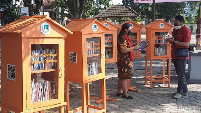Rumah Baca Nawala, Asyiknya Membaca di Bawah Rindangnya Pohon di Halaman Balaikota Solo