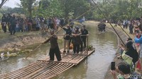 Ditemani Bupati Sragen,= Kusdinar Untung Yuni Sukowati, Sandiaga Uno menyempatkan diri untuk naik perahu bambu atau yang disebut gethek oleh masyarakat lokal. Sandiaga naik gethek dalam perjalanan ke Punden Tingkir. (Andika Tarmy/detikTravel)