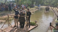 Mereka naik gethek menyusuri sungai kecil sejauh sekitar satu kilometer. Keduanya kemudian tiba di Punden Tingkir yang menjadi pesona kedua Desa Wisata Sangiran, selain Museum Purbakala Sangiran. (Andika Tarmy/detikTravel)