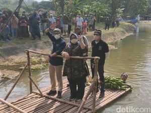 Bertamu ke Rumah Manusia Purba, Sandiaga Naik Gethek