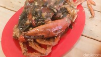 Kepiting saus telur asin (Rp 110.000) berukuran jumbo. Balutan saus telur asin yang gurih creamy membuat cita rasanya makin memanjakan lidah. Apalagi daging kepitingnya tebal dan terasa manis. Foto: detikFood/Yenny Mustika Sari