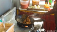 Di Seafood Abil 88 ini kamu bisa langsung melihat proses memasaknya. Semua bahan yang digunakan juga halal. Foto: detikFood/Yenny Mustika Sari