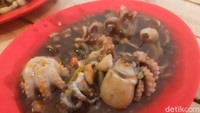 Baby gurita biasanya diolah menjadi sate. Di ini, kamu bisa minta dimasak dengan racikan saus Padang atau asam manis. Sangat pas disantap dengan nasi panas. Foto: detikFood/Yenny Mustika Sari