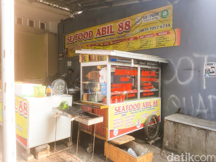 Seafood Abil 88 Seafood Abil 88: Ada Kerang Bambu Lada Hitam hingga Kepiting Saus Telur Asin yang Gurih Creamy