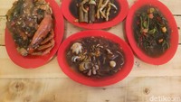 Aneka seafood di sini bisa diracik dengan aneka saus. Ada saus telur asin, lada hitam, hingga saus Padang. Foto: detikFood/Yenny Mustika Sari