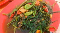 Tumis kangkung juga bisa kamu pesan sebagai pelengkap makan seafood. Tekstur kangkungnya masih renyah, sehingga terasa nikmat. Foto: detikFood/Yenny Mustika Sari