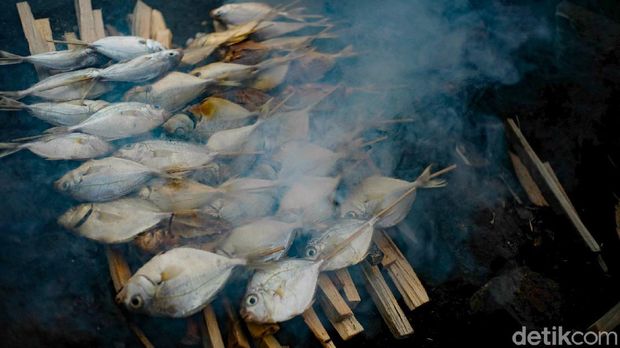 Bisnis ikan asap ternyata menggiurkan. Dari bisnis ini, rupanya bisa menghasilkan omzet mencapai Rp 1 juta per hari.
