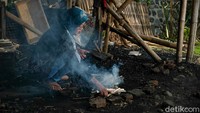 Sedangkan kayu yang digunakan Supinah untuk pengasapan adalah kayu pohon karet yang ia yakini memberikan cita rasa khas pada ikan asap.