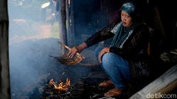 Proses pengasapan membutuhkan waktu sekitar 20 menit sampai warna ikan serta dagingnya kecoklatan.
