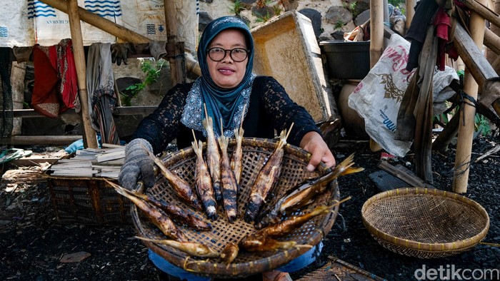 Bisnis ikan asap ternyata menggiurkan. Dari bisnis ini, rupanya bisa menghasilkan omzet mencapai Rp 1 juta per hari.