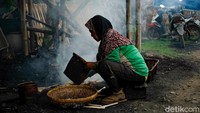 Pengasapan adalah salah satu teknik dehidrasi (pengeringan) yang dilakukan untuk mempertahankan daya awet ikan dengan mempergunakan bahan bakar kayu sebagai penghasil asap.