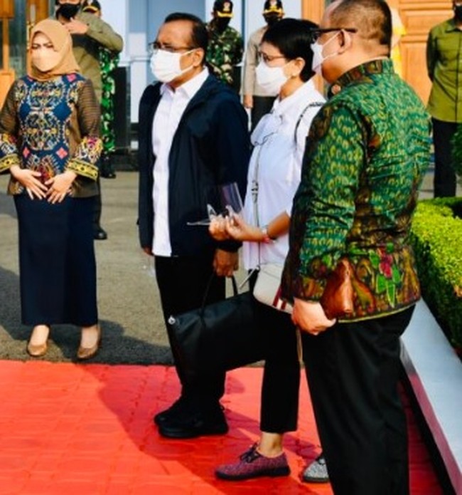 Menlu Retno juga memiliki sneakers bergaya preppy yang beda warna. Sepatu tersebut dipakainya pada awal Oktober lalu saat melihat persiapan Bali untuk menjadi tuan rumah KTT G20. (Foto: Situs Presiden Republik Indonesia)