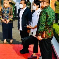 Menlu Retno juga memiliki sneakers bergaya preppy yang beda warna. Sepatu tersebut dipakainya pada awal Oktober lalu saat melihat persiapan Bali untuk menjadi tuan rumah KTT G20. (Foto: Situs Presiden Republik Indonesia)