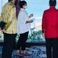 Dengan padanan busana yang sederhana dan bersahaja, sepatu beda warna Menlu Retno menjadi sebuah fashion statement yang unik. (Foto: Situs Presiden Republik Indonesia)